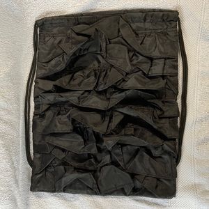 thirty-one Black Ruffle Cinch Sac